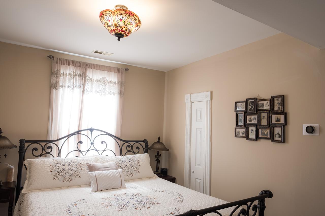 Dennison Street Inn, B & B Colonial Beach Room photo